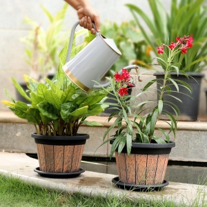 Set 3 ghivece pentru flori Belle Vous, 23 x 16 cm, design rustic tip butoi, 8.5 L, plastic, cu orificii de drenaj si tava, pentru interior/exterior, Maro/Negru - Img 5