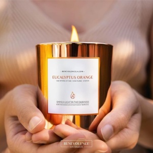 Lumanare parfumata Benevolence LA, eucalipt si portocala, 227 g, sticla rose gold, ardere 45 ore - Img 4