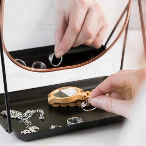 Oglinda cosmetica Navaris, rotativa 360°, ovala, cu baza metalica si tava pentru bijuterii, 18 x 28 cm, Negru/Bronz - Img 4
