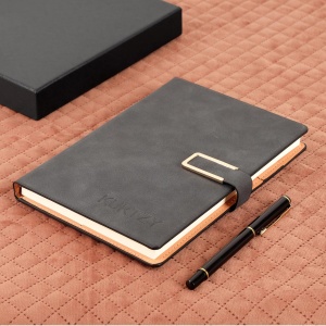 Agenda A5 Kurtzy, coperta din piele ecologica, 112 file, cu pix si inchidere magnetica, 15 x 21, 5 cm, buzunare interioare pentru carti de vizita, set cadou, Gri Inchis - Img 6