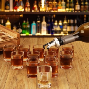 Set 12 pahare de shot Belle Vous, cu tava din lemn ars, 60 ml, suport cu manere, pentru servire bauturi, Transparent/Maro - Img 3