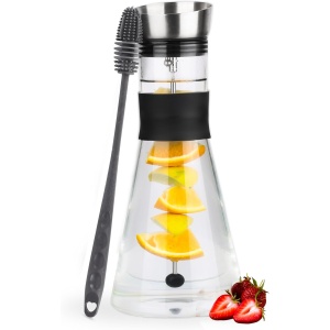 Carafa din sticla Belle Vous, capac inox si accesoriu fructe, 1, 4 L, borosilicata termorezistenta, cu maner silicon si perie curatare, Transparent