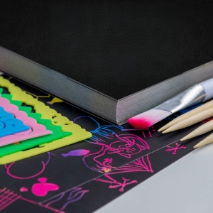 Set 55 planse razuibile cu efect curcubeu Tritart, 13 x 19 cm, Sablon, Creioane, Autocolante, Pensule, Negru - Img 2