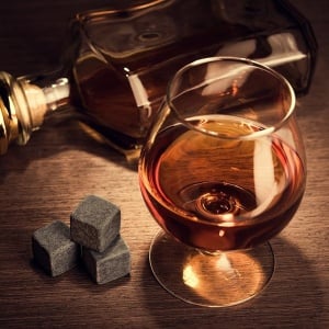 Set 9 pietre pentru whisky GOURMEO, din bazalt natural, reutilizabile, cleste din inox si saculet pentru depozitare, Gri - Img 2