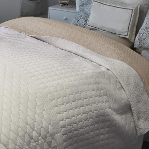 Cuvertura de pat sau canapea reversibila HOMELEVEL, 220 x 240 cm, matlasata, cu doua fete, poliester, Bej - Img 2