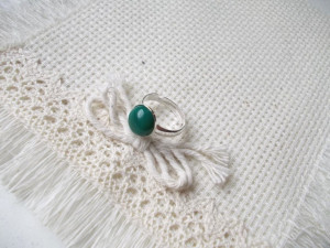 Inel reglabil din argint cu agat verde rotund 10 mm