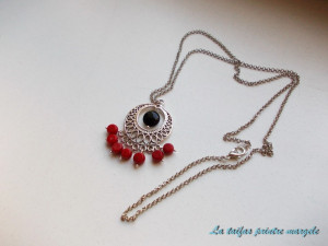 Pendant necklaces of coral and onyx