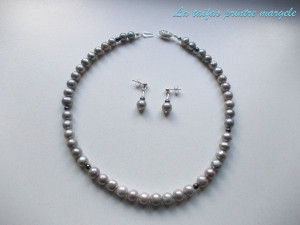 Necklace and earrings set of natural cultured grey pearls