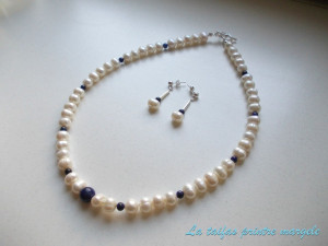 Necklace and earrings set of white cultured pearls and lapis lazuli