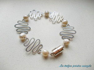 Sterling silver bracelet with white natural cultured pearls