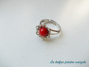 Inel reglabil placat cu argint tip floare cu coral