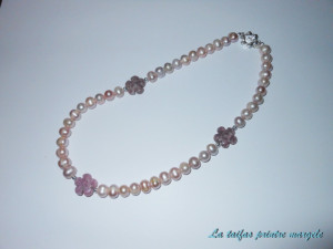 Natural lilac pearls and flower-shaped leipdolite necklace