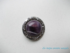 Round amethyst brooch