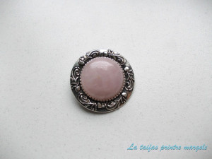 Round rose quartz brooch