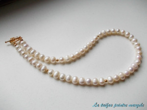 Natural cultured white pearl necklace with golden accessories