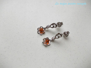 Sterling silver flower-shaped earrings with zirconia crystal and amber