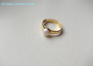 Gold-plated sterling silver adjustable ring with pearlescent white