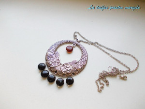 Coin-shaped onyx and carnelian large pendant