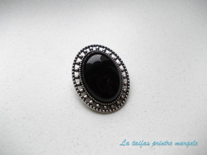 Oval black agate brooch