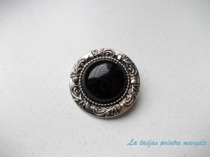 Round onyx brooch