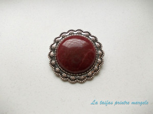 Round rhodochrosyte brooch