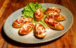 Bruschette con mozzarella e pomodori (RED'S)