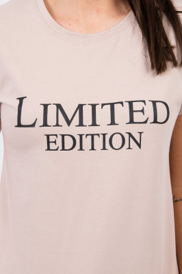 Дамска тениска с надпис "Limited edition" от 90% памук и 10% еластан. Размерът е универсален и ще бъде подходящ за дами носещи размери S, M или L.