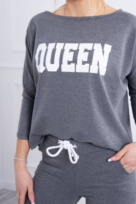 Дамски комплект от блуза с надпис Queen и панталон с връзка на кръста. Произведен от 90% памук и 10% еластан. 