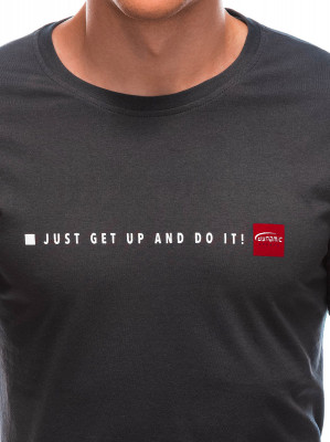 Мъжка тениска с тънък надпис "Just get up and do it!" на гърдите и класическа кройка. Тениската е с ръкав до средата на бицепса. Изработена от 100% памук.