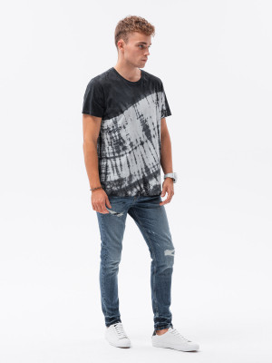 Мъжка тениска на марката Ombre с модерното Tie-Dye оцветяване на материята.  Модел S1617 е прав с кръгло деколте и изработен от 100% памук.