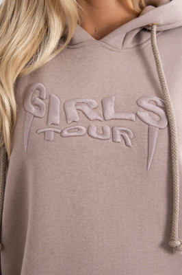Тройно ватиран дамски суичър с надпис "Girls tour" на гърдите. Моделът е дебел и топъл за най-студените зимни дни. Произведен от 90% памук и 10% еластан. Размерът е универсален и ще бъде подходящ за дами, носещи размери M, L, XL.