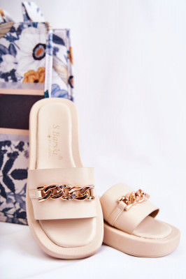 Елегантни дамски чехли с модна верижка отпред. Меката стелка Comfort Shoes е изработена от еко кожа, която е много удобна за използване. Обути на плосък ток, с пластмасова подметка. Солиден модел, идеален за летните дни!