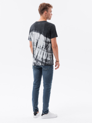 Мъжка тениска на марката Ombre с модерното Tie-Dye оцветяване на материята.  Модел S1617 е прав с кръгло деколте и изработен от 100% памук.