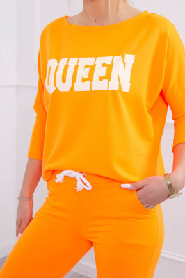 Дамски комплект от блуза с надпис Queen и панталон с връзка на кръста. Произведен от 90% памук и 10% еластан. 
