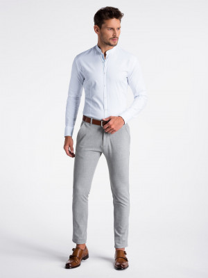 Атрактивен модел Slim fit риза в бял цвят и с попска яка. Идеален за ежедневни и елегантен стил.