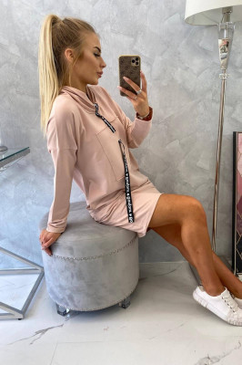 Дамска рокля Кайла е с декоративна лента, имитираща вратовръзка и два практични джоба отстрани. Роклята е изработена от 90% памук, 10% еластан. Размерът е универсален и ще бъде подходящ за дами носещи размери S, M или L.