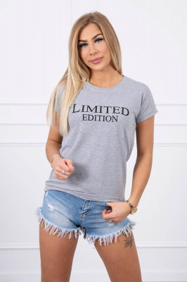 Дамска тениска с надпис "Limited edition" от 90% памук и 10% еластан. Размерът е универсален и ще бъде подходящ за дами носещи размери S, M или L.