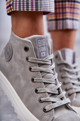 Високи, топли кецове с връзки от BIG STAR! Удобен модел с нежно затопляне под формата на къс еко косъм, който ще бъде идеален за по-студените дни. Нехлъзгащата се солидна подметка е гаранция за безопасност. Класическият дизайн, съчетан с безпрецедентен ко