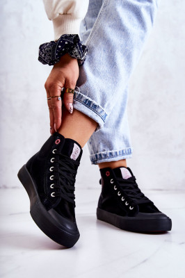 Ако търсите перфектните маратонки Cross Jeans има нещо специално! Високи маратонки, достигащи над глезена. Класически модел с връзки. Допълнително предимство е солидна неплъзгаща се подметка и подсилен гумен нос. Изработени от еко кожа.  При избор на разм