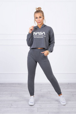 Дамски комплект с надпис NASA е модел с две части - къса блуза с дълъг ръкав и спортно долнище