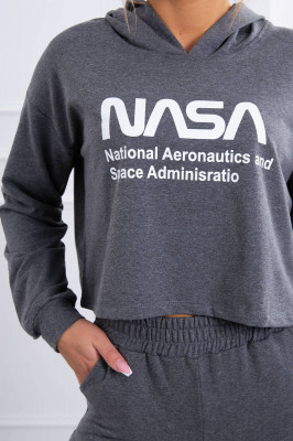 Дамски комплект с надпис NASA е модел с две части - къса блуза с дълъг ръкав и спортно долнище