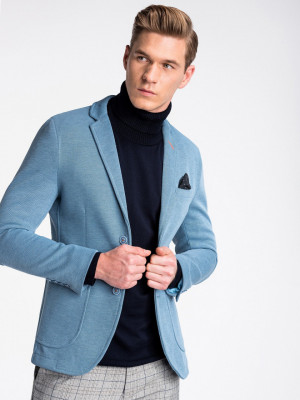 Перфектен мъжки блейзър за SMART CASUAL стайлинг. Два пришити джоба отстрани и дискретен джоб на гърдите. Съставен от 60% полиестер, 35% вискоза, 5% еластан и подплата 100% полиестер.