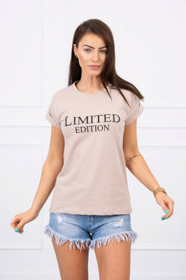 Дамска тениска с надпис "Limited edition" от 90% памук и 10% еластан. Размерът е универсален и ще бъде подходящ за дами носещи размери S, M или L.