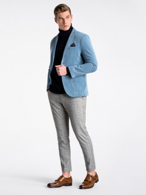 Перфектен мъжки блейзър за SMART CASUAL стайлинг. Два пришити джоба отстрани и дискретен джоб на гърдите. Съставен от 60% полиестер, 35% вискоза, 5% еластан и подплата 100% полиестер.
