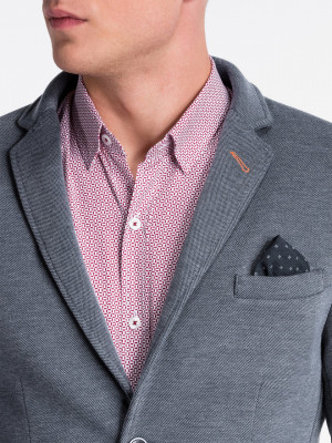 Перфектен мъжки блейзър за SMART CASUAL стайлинг. Два пришити джоба отстрани и дискретен джоб на гърдите. Съставен от 60% полиестер, 35% вискоза, 5% еластан и подплата 100% полиестер.