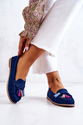 Мокасините са обувки, които никога няма да излязат от мода. Кожената стелка Comfort Shoes с деликатна перфорация е гаранция за комфорт при употреба. Външната част на бувките е от естествена кожа с декоративни пискюли отпред. Подметката  е от гумен, нехлъз