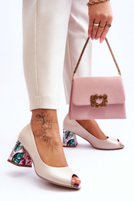 Елегантни и много удобни обувки на марката Lewski Shoes. Обувките са изработени от естествена кожа с внимание към детайла. Меката стелка осигурява комфорт при всяка стъпка. Модерен квадратен ток, допринасящ свежест за пролетно-летния сезон! 