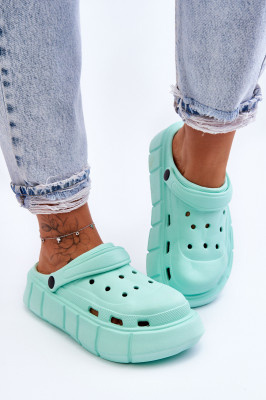 Дамски чехли в стил Crocs изработени от пяна. Подвижната лента предотвратява движението на крака.Чехлите са с масивна платформа. Идеален модел за работа в градината или използване вкъщи вместо чехли.