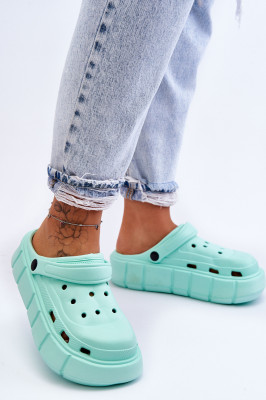 Дамски чехли в стил Crocs изработени от пяна. Подвижната лента предотвратява движението на крака.Чехлите са с масивна платформа. Идеален модел за работа в градината или използване вкъщи вместо чехли.