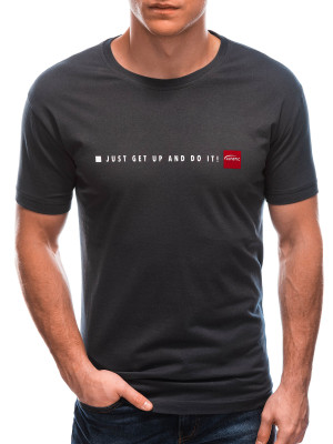 Мъжка тениска с тънък надпис "Just get up and do it!" на гърдите и класическа кройка. Тениската е с ръкав до средата на бицепса. Изработена от 100% памук.